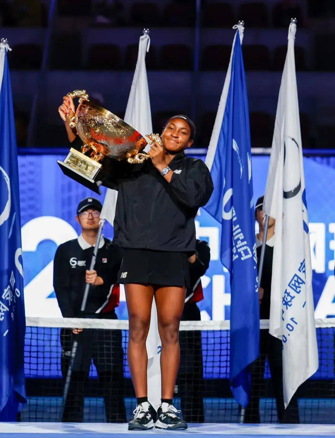 而是向侧翼 而是向侧翼